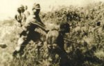 1942年11月，日伪军2万余人在胶东地区大“扫荡”中杀害了被围困在马石山上的群众500余人。图为日军士兵在杀害无辜群众。_副本_副本.jpg