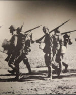 抱着阵亡同伴遗骨的日军步兵部队1.jpg