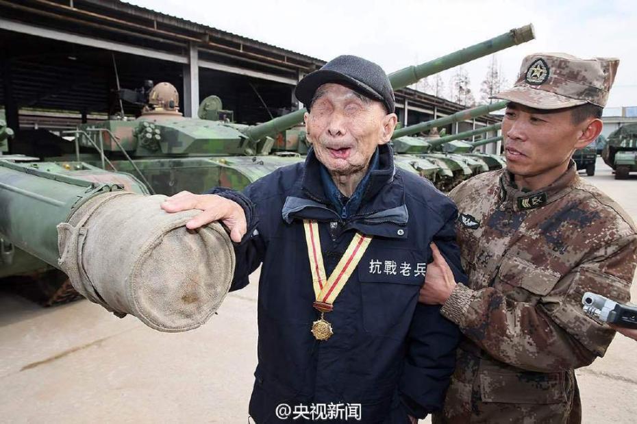 94岁抗战老兵如愿摸到中国新坦克 当场落泪